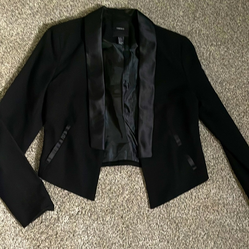 Cropped Tuxedo Blazer